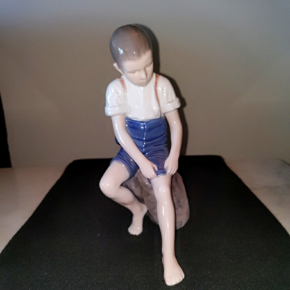 VINTAGE BING & GRONDAHL FIGURINE "BOY ON A ROCK" #1757 POST-1948 I.PLOCKROSS